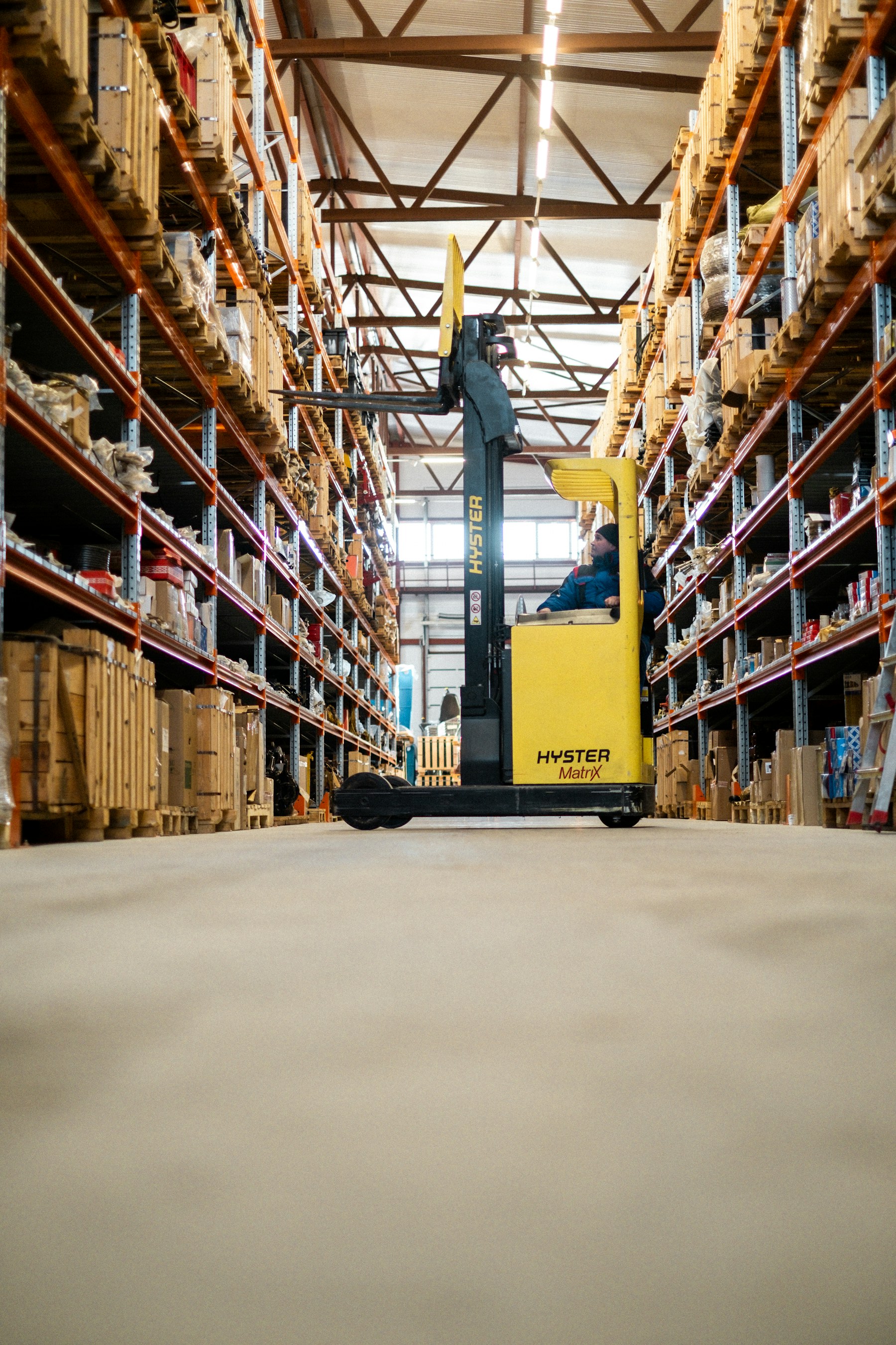 Organised warehouse aisle supporting reliable material distribution